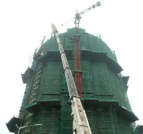玛纳斯吊车在工地上作业